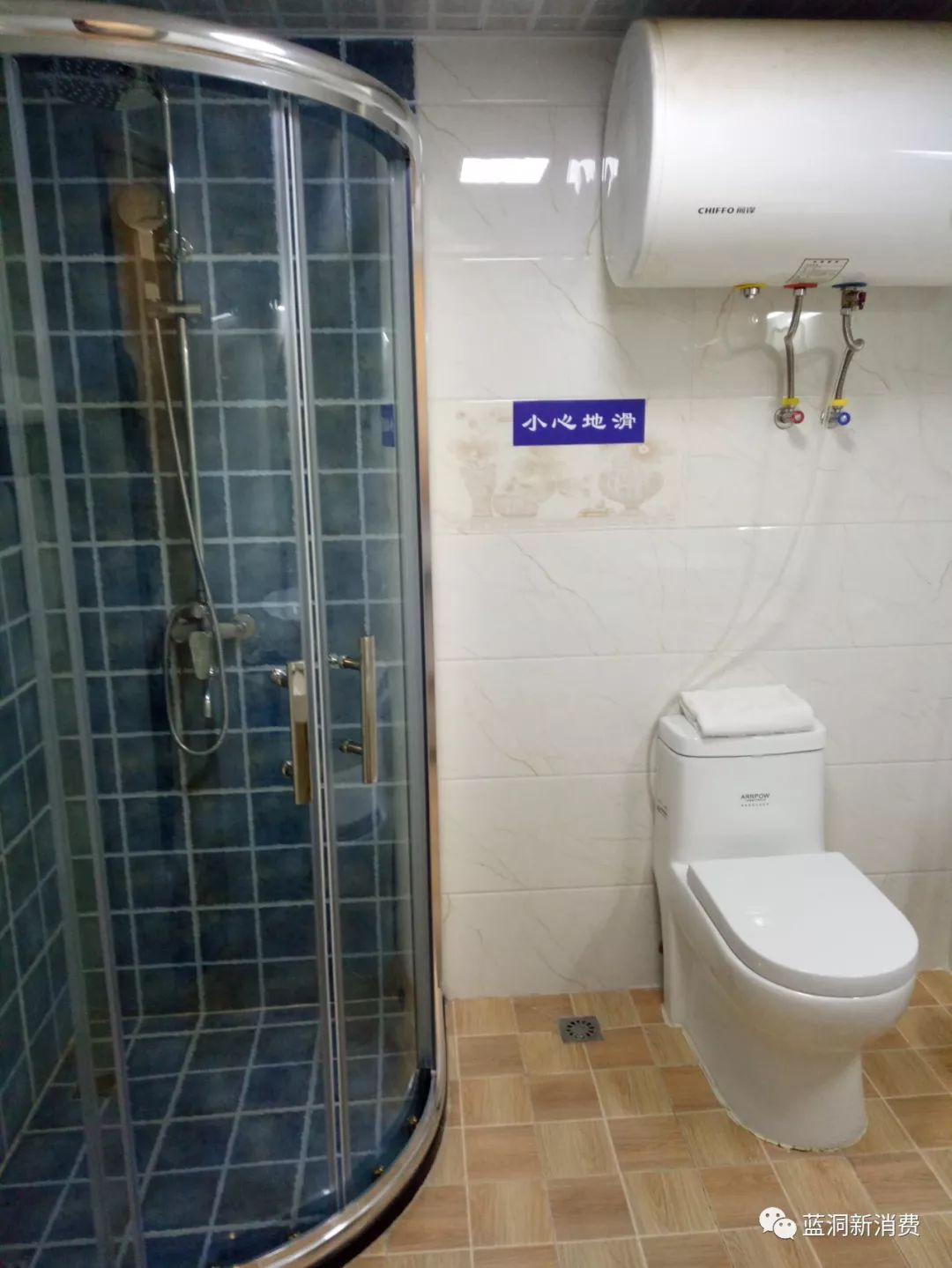 网友吐槽武汉一酒店用马桶水刷马桶,卫生状况令人担忧 网友吐槽武汉一酒店用马桶水刷马桶,卫生状况令人担忧