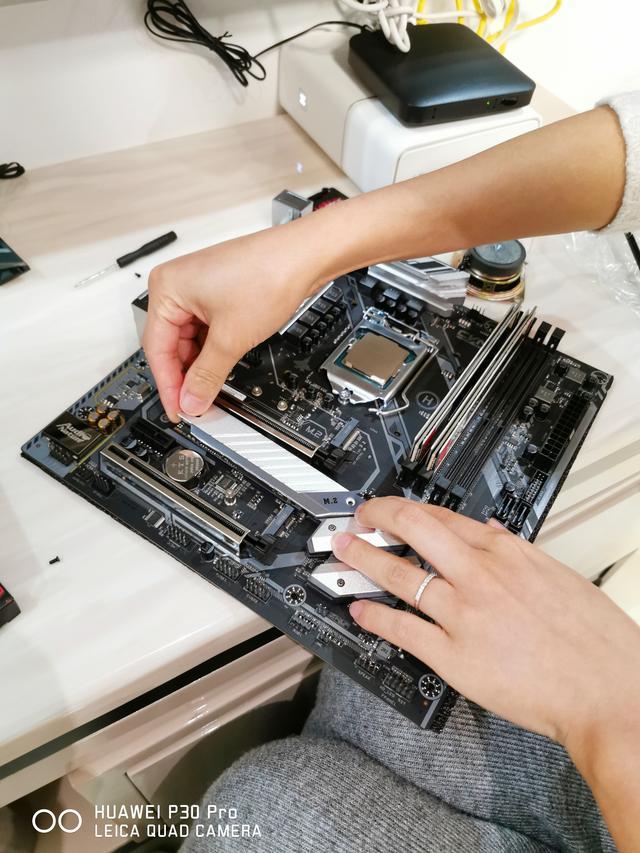 华硕B365主板装机实录，从拆封到点亮，手把手教你避开那些坑