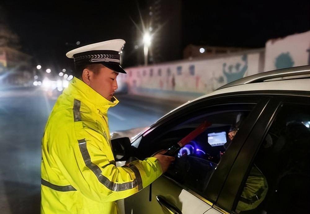 酒驾被查,司机竟要求拍照,帅气与法律的碰撞 酒驾被查,司机竟要求拍照,帅气与法律的碰撞
